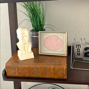 Kennedy bust decor